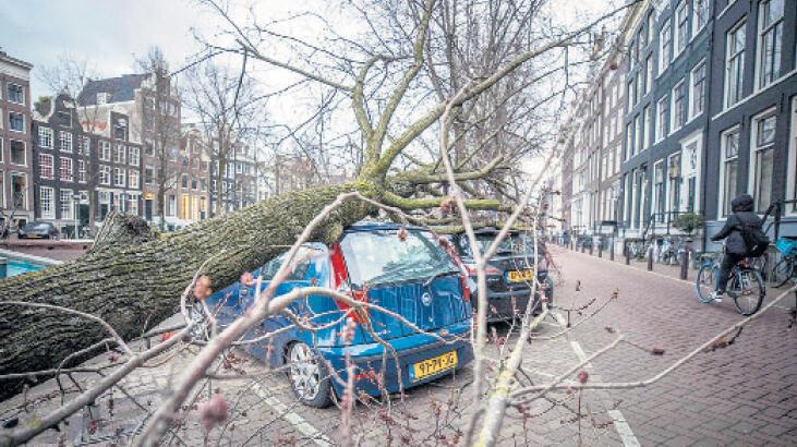 Avrupa'yı ‘Zeynep’ vurdu: 7 kişi öldü